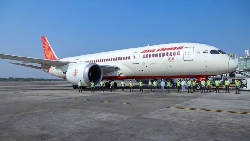 Air India uçağı taksi sırasında motorunu çarptı