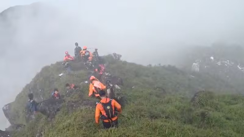 Endonezya’da kaybolan 11 kişilik uçaktan haber geldi