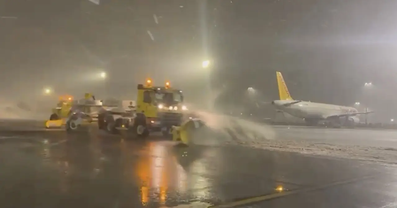 İstanbul’da kar etkili, hava ulaşımında aksama var