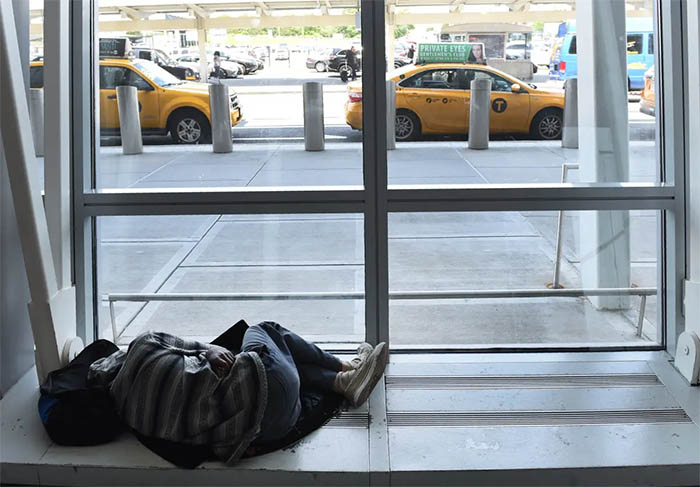 JFK AirTrain terminalinde evsizler krizi