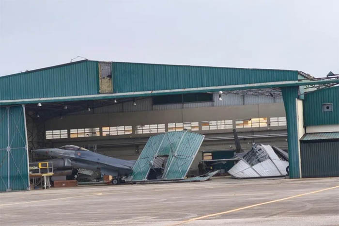 Hangar çöktü F-16’lar hasar gördü